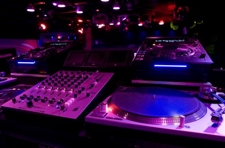 خدمات مجلس و دی جی و موزیک DJ